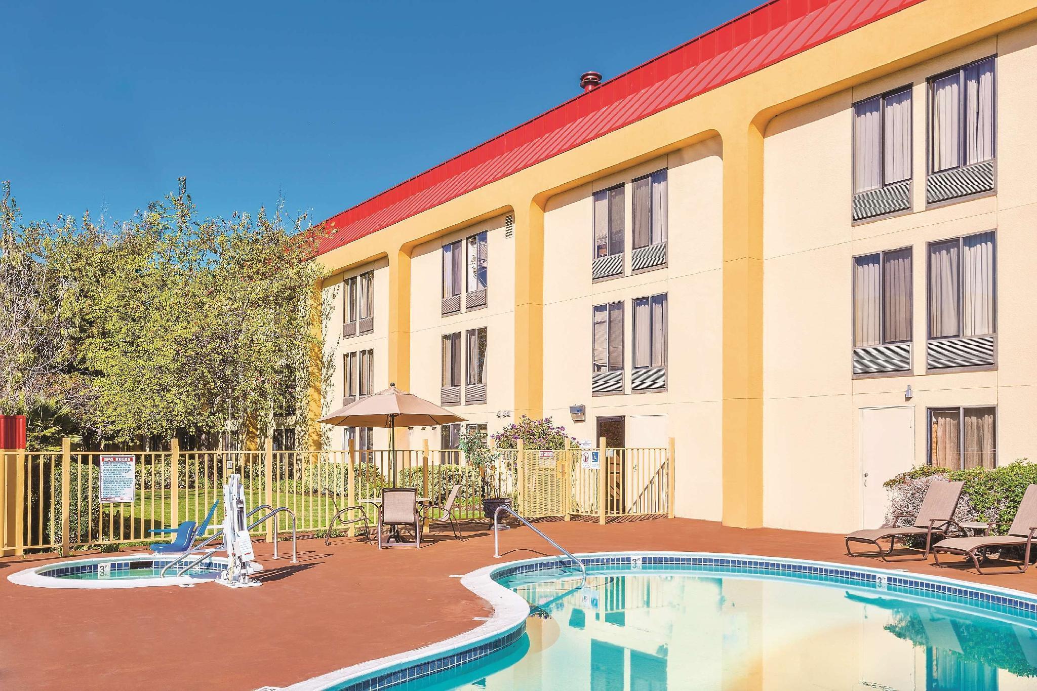 Oakland Airport Arena Hotel Exterior photo