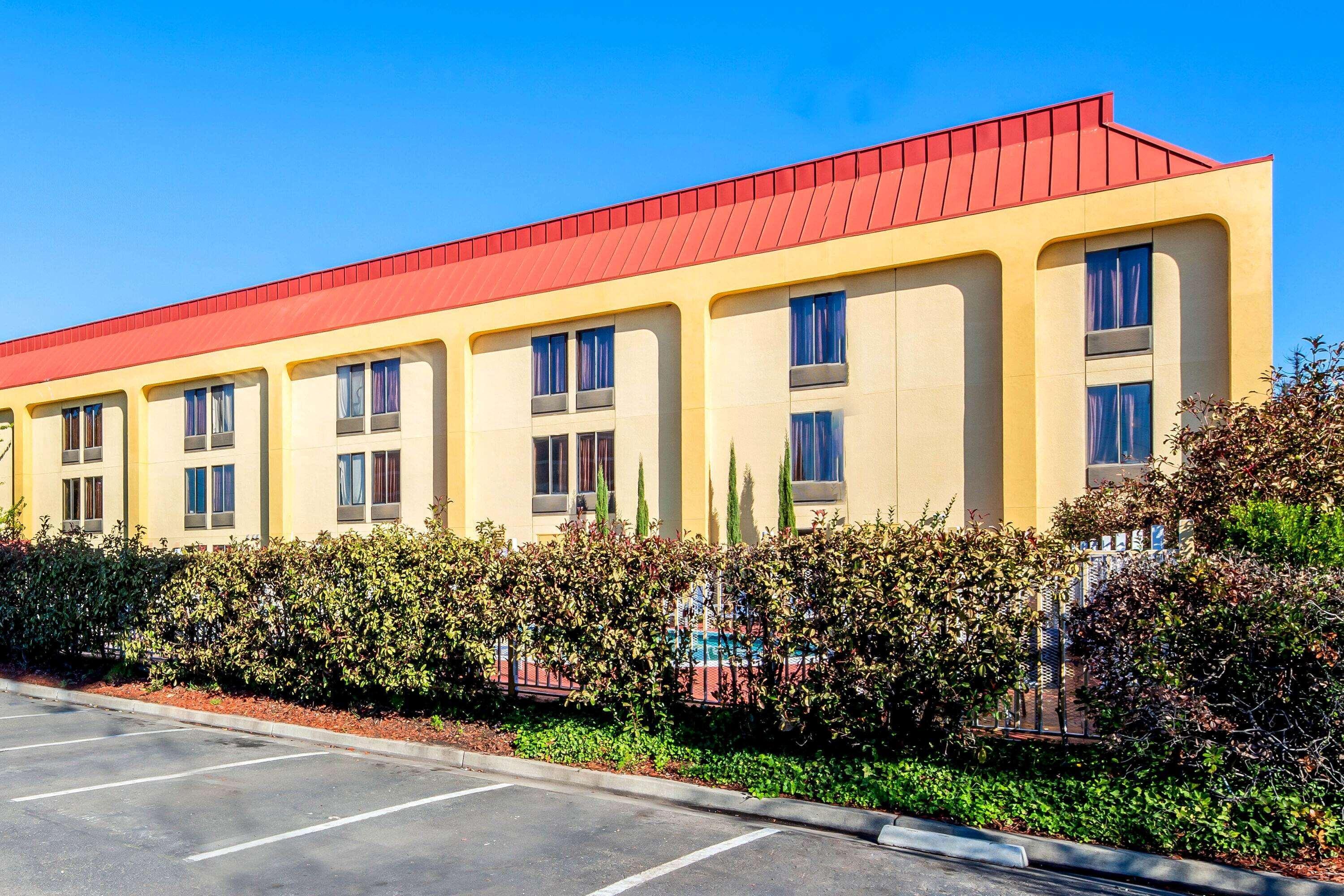 Oakland Airport Arena Hotel Exterior photo